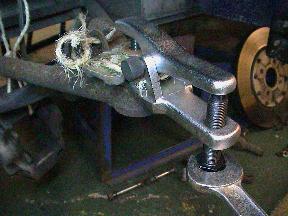 Splitting lower ball joint plinth from wishbone ball joint